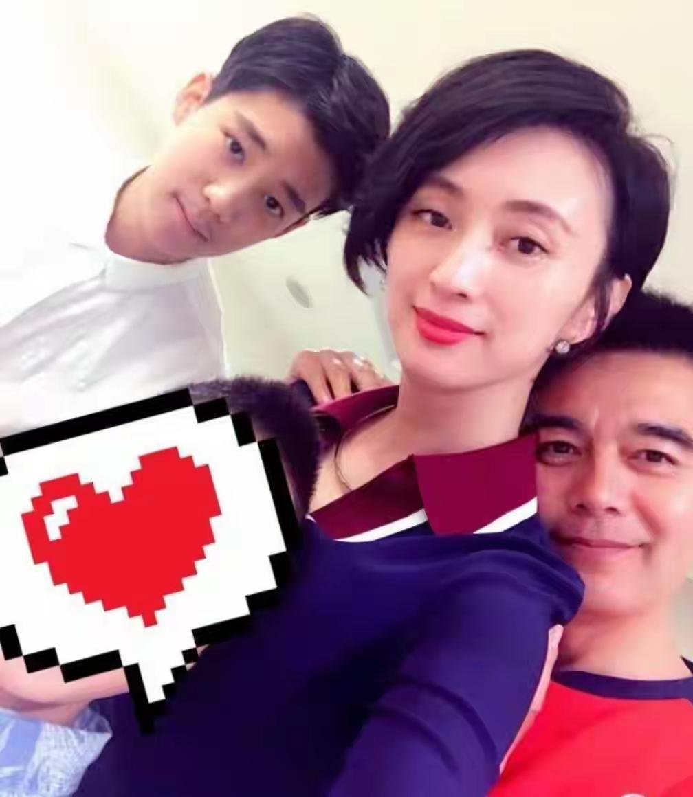 何晴和许亚军是和平分手，两人离婚后儿子许何跟着爸爸许亚军生活，许亚军不只一次夸过