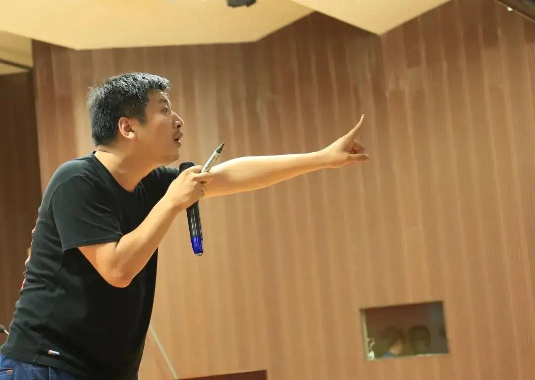 2007年，大学毕业的张雪峰成为北漂，在海淀六郎庄的狭小出租屋里落脚，月薪仅25