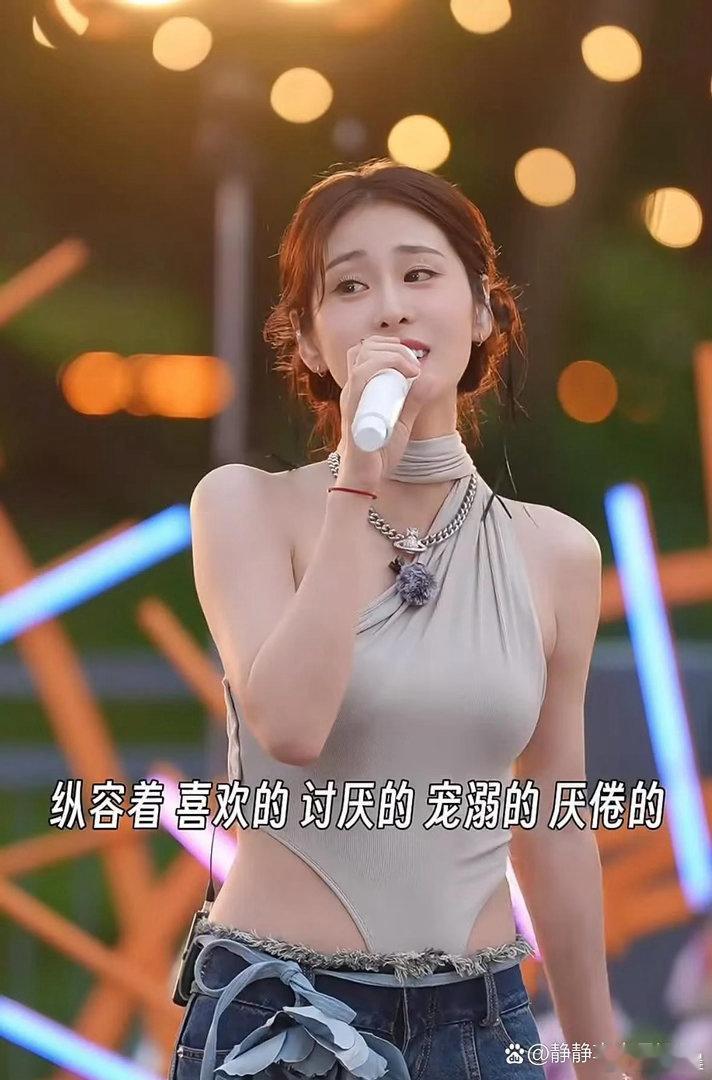 好奇谁给张碧晨选的衣服，感觉行动起来格外麻烦。