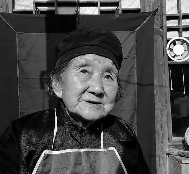 1984年，一个84岁的老太太来到政府接待处，对工作人员说：“我要捐款24亿！”