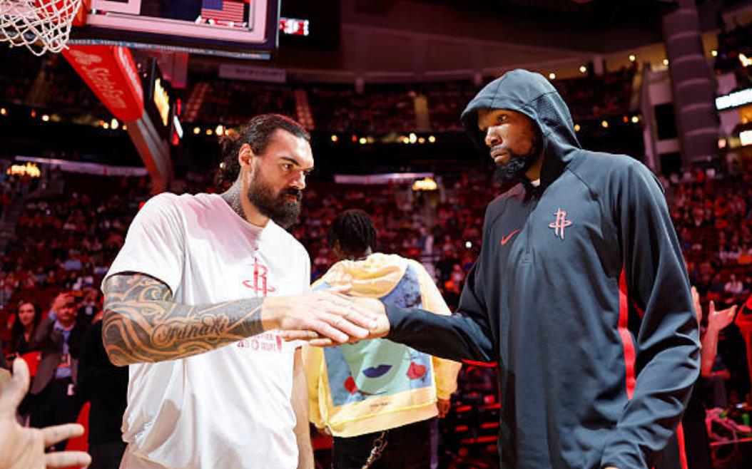 火箭队大胜太阳队，太阳队的布克、杰伦格林因伤无法出战，本场比赛火箭队也是残阵出战