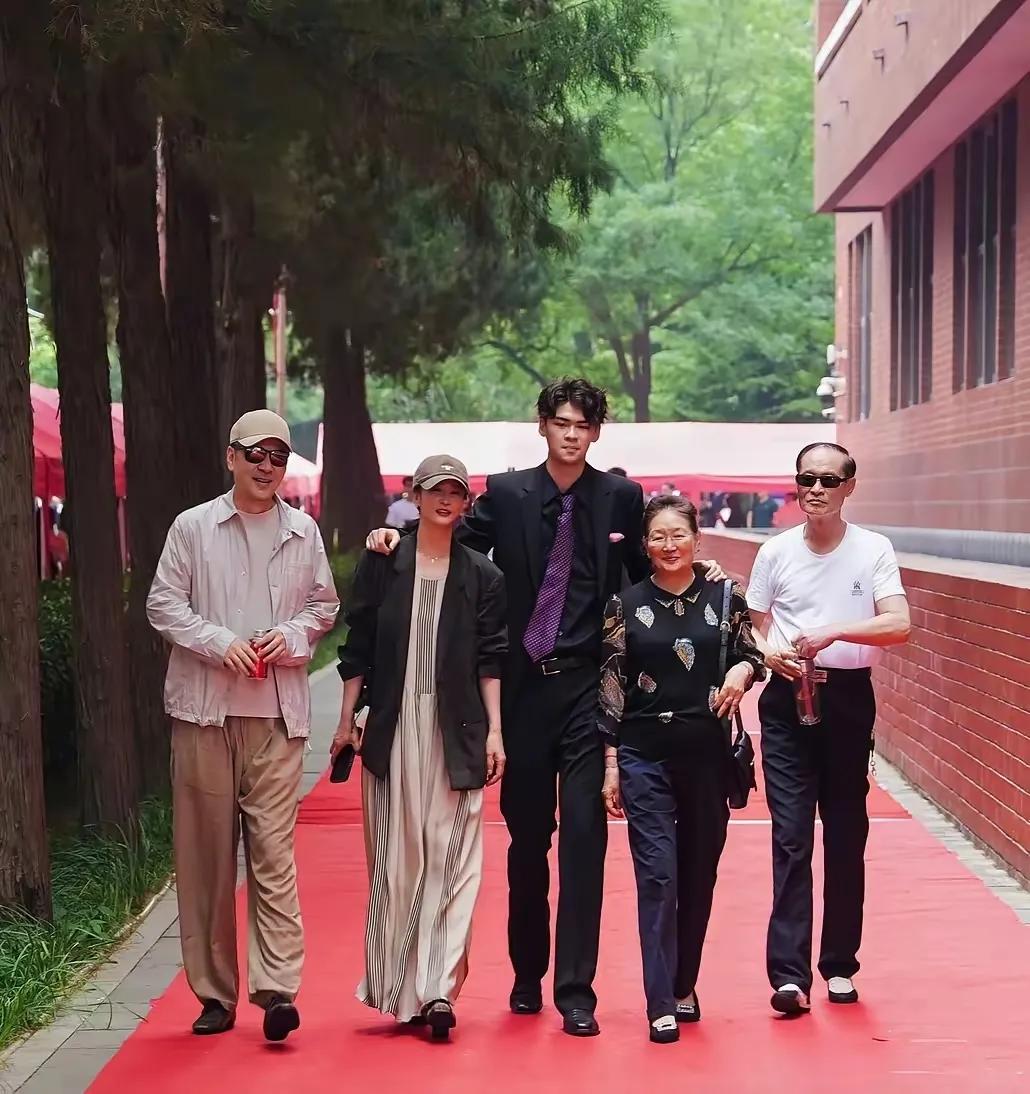 陈建斌笑逐颜开，脸上的褶子都藏不住，因为大儿子从人大附中毕业陈建斌难得笑得这么