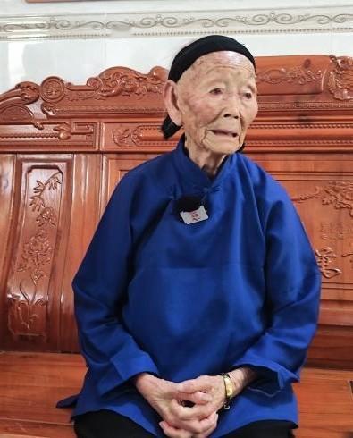 她活成了时间本身，却没人敢说她是在浪费生命。那棵老樟树记得所有答案，可它从不开