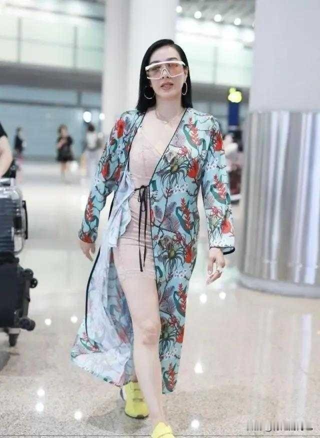 这是睡衣还是旗袍！看着挺威风的。
