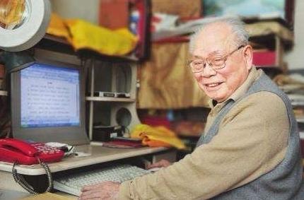 1949年，地下党员马识途正准备回公馆，却看到保姆坐在门口，还警惕地盯着他，马识