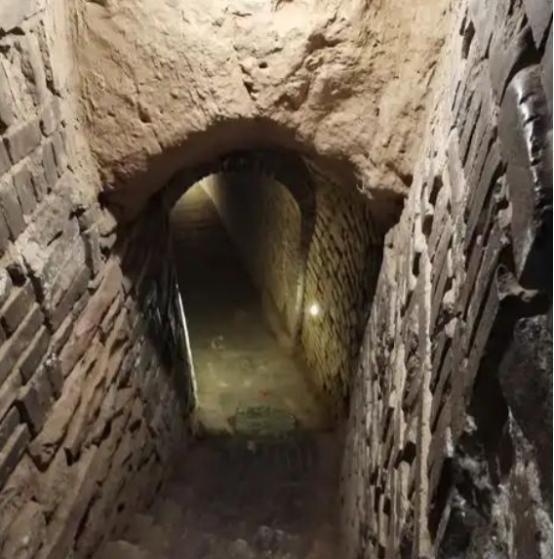 1994年，山西一农户在家里挖地道，本意是想存储点过冬的食物，结果无意发现了