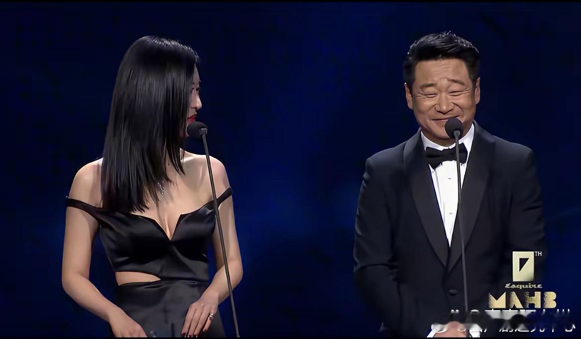 田朴珺这身礼服吓得旁边影帝手足无措，接名单只敢用左手轻捏。王石好不容易给的资源，