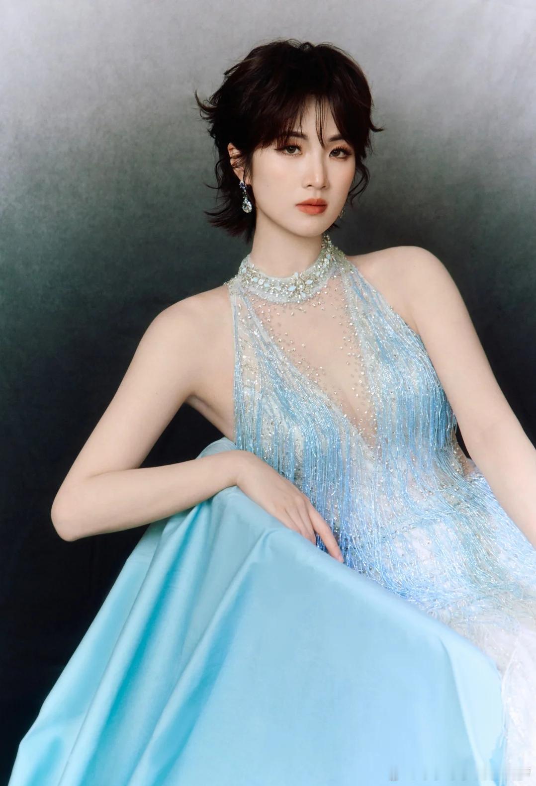 微博之夜后姚安娜的含金量还在上升！发现没？二公主的座位居然在最后一排的位置，第五