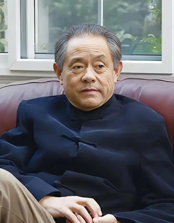 不止徐湖平一个人。上一任馆主也牵扯进来。据说两人关系不一般。甚至可能是他