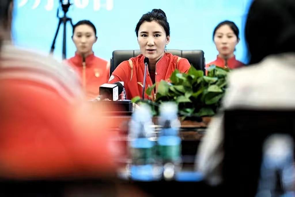 冰上这两位铁娘子李琰和张晶的对比，真的太有冲击力。李琰带的小伙子，从荷兰强敌手里