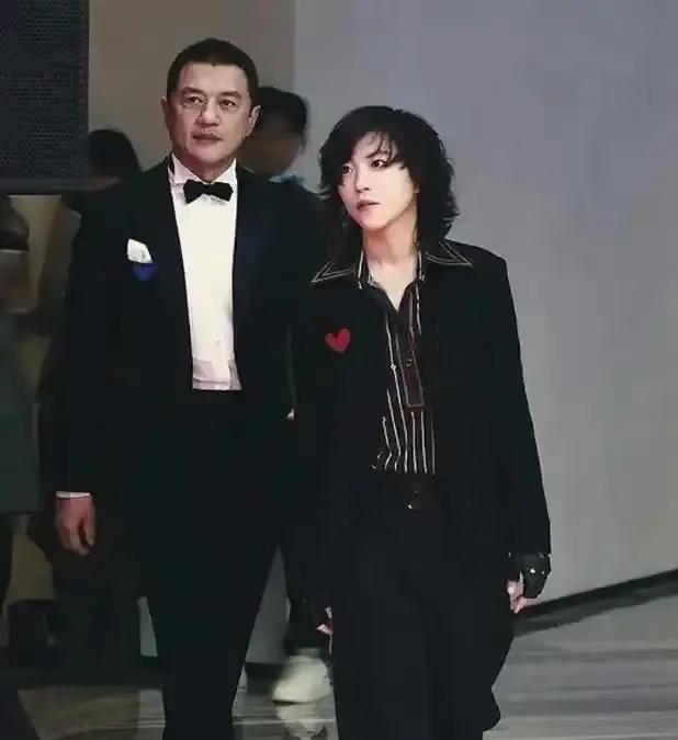 窦靖童真的是很心胸开阔的女生，她跟谁关系都好。窦靖童跟亲爸爸窦唯虽然没有生活