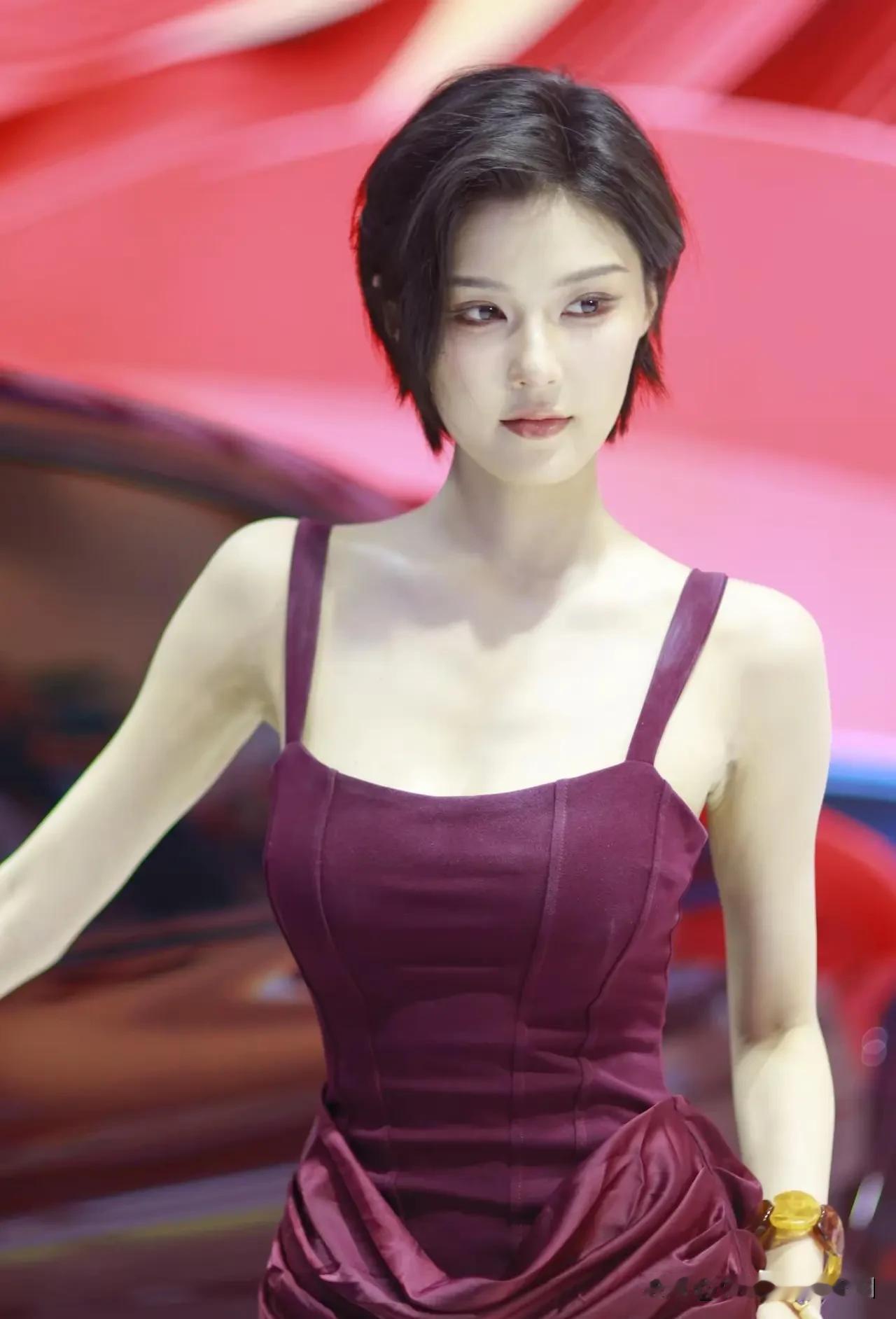 香车美女，更是一道亮丽的风景线！网图侵删