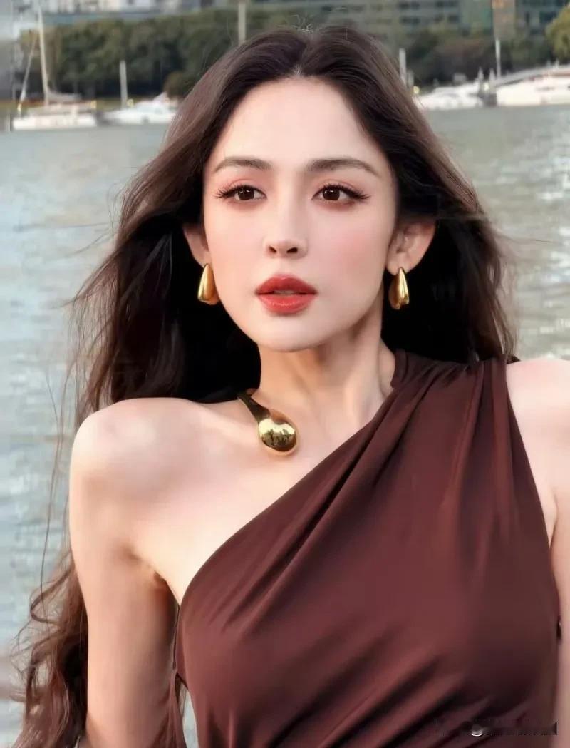 近日，娜扎出现某活动现场，一袭综色单肩吊带连衣裙，她真的有莫妮卡·贝鲁奇那