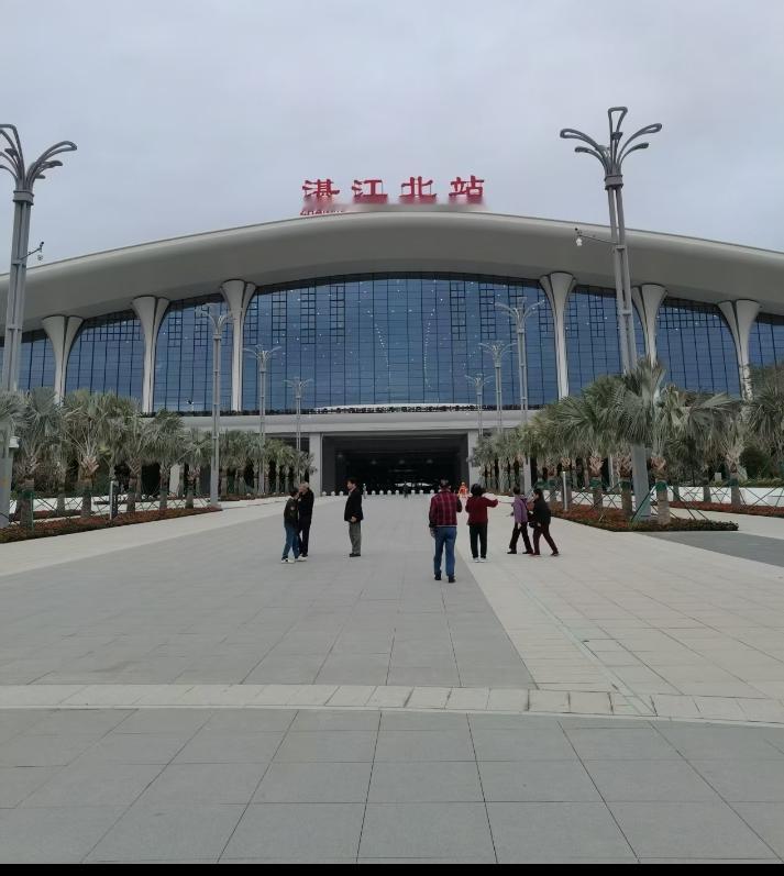 广湛高铁开通了，湛江到广州只需要90分钟，而且班次也很密，每隔二十多分钟就有一班