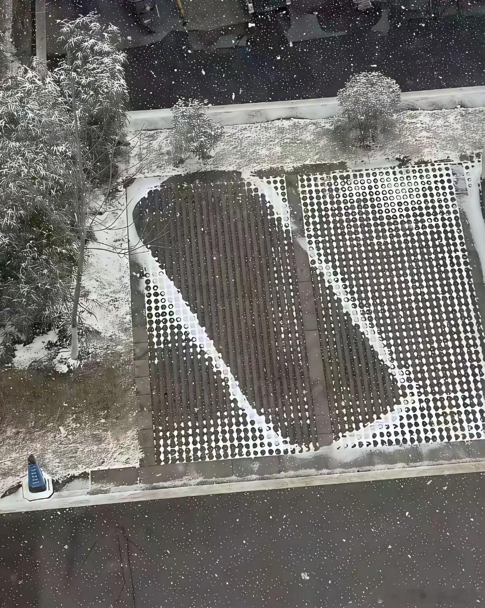 下雪天到底是啥车，才能能停得这么优雅？