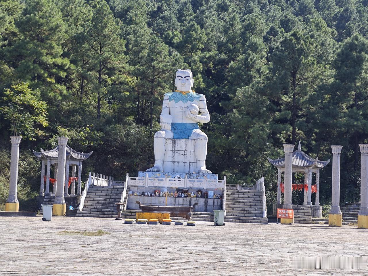 在河南泌阳有两个当地比较有名的景点，一个地方就是我上次去的铜山，另外一个地方就是
