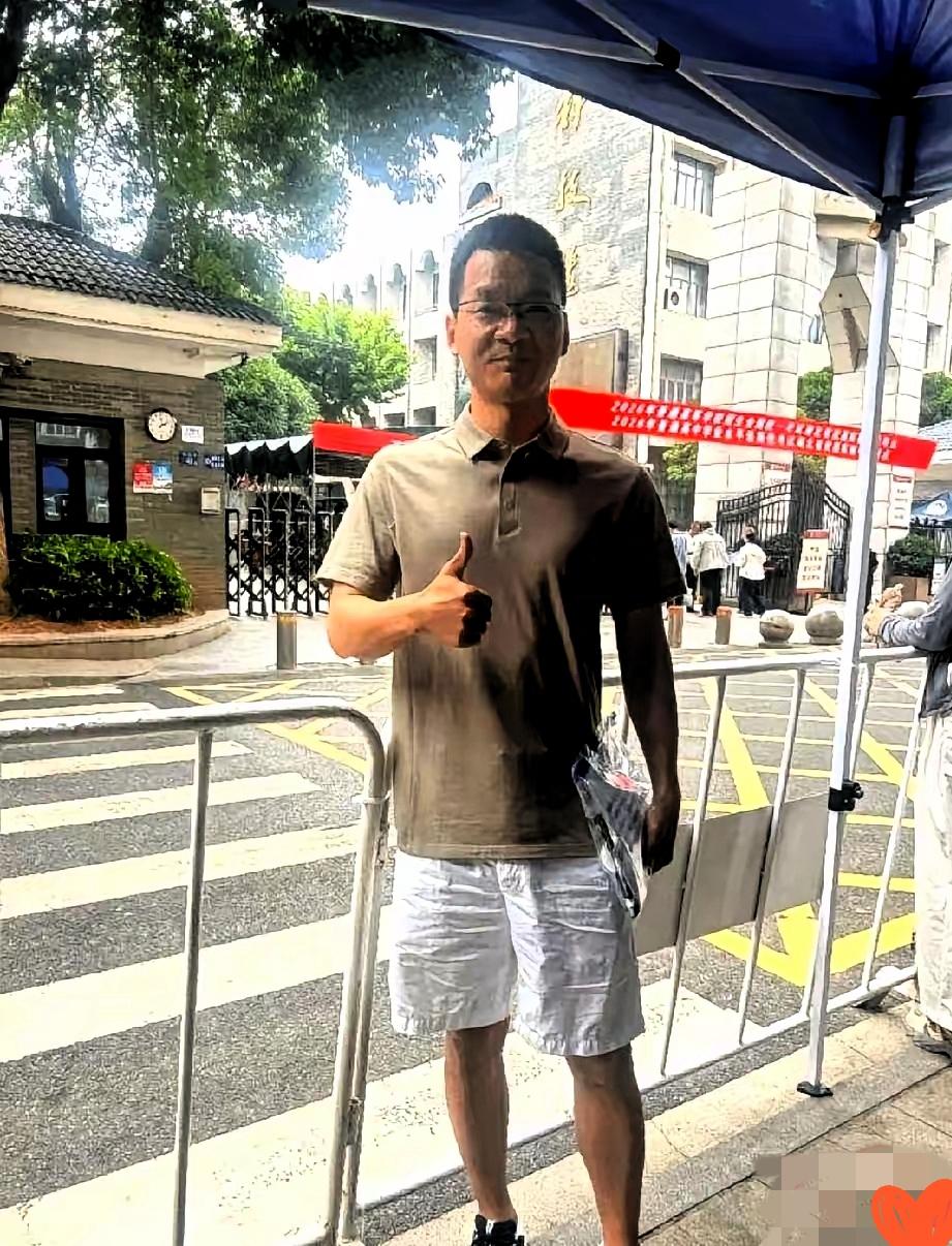 武汉一位高中数学老师，连续四年亲自报名参加高考，今年考完自己估了138分，最逗的