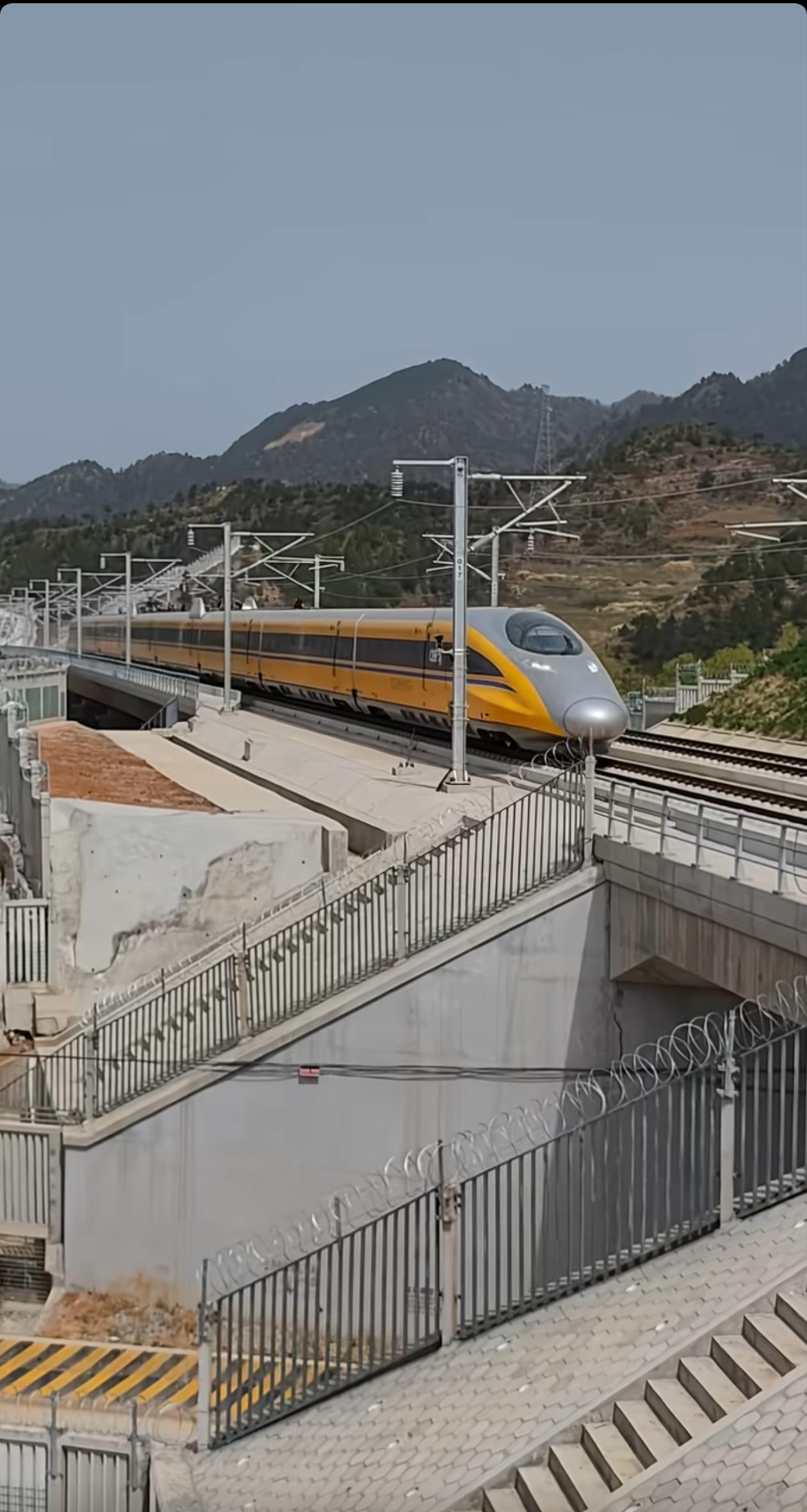 西十高铁线上综合检测列车通过，进行联调联试，看来西十高铁通车是要快了，沿途各小站