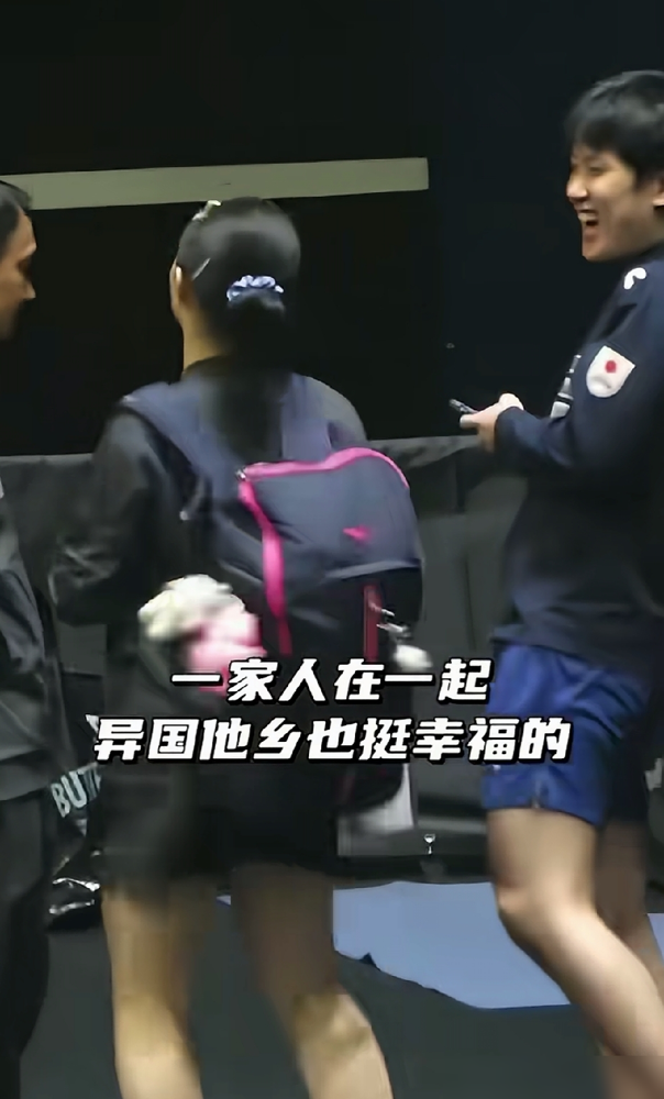 张本美和场上哭得越凶，回家练得越狠。他哥张本智和就是她的全职陪练，天天拿男子级别的反手暴拧轰她。她爸