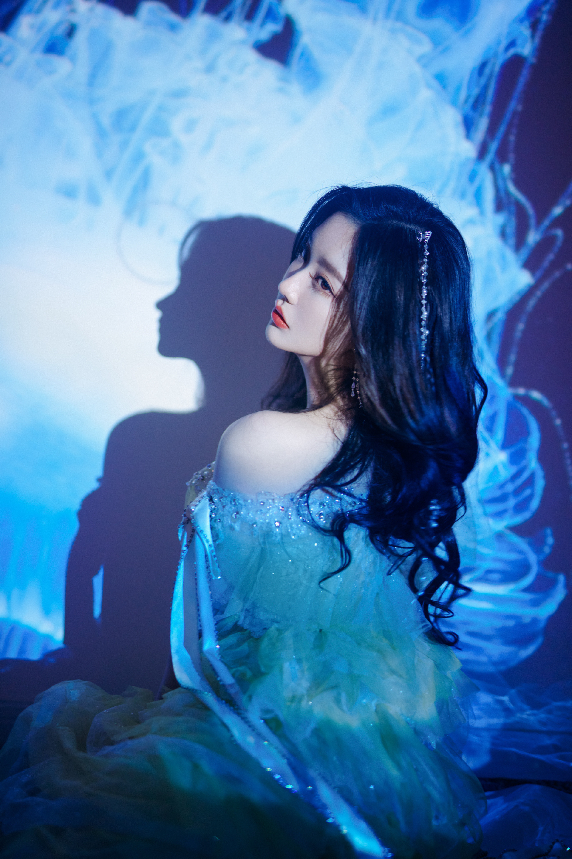 王艺瑾，轻纱曼妙，迷人的女生穿搭气质。王艺瑾