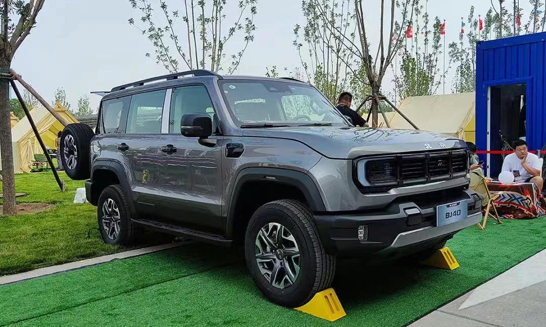就在刚刚，全新BJ40燃油上市了，售价14.99万—15.99万元，共有三个版本