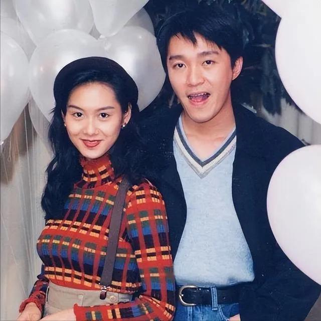 1995年，朱茵突袭男友周星驰住处，居然发现房间还有其她女人，当她伸手摸到温热的