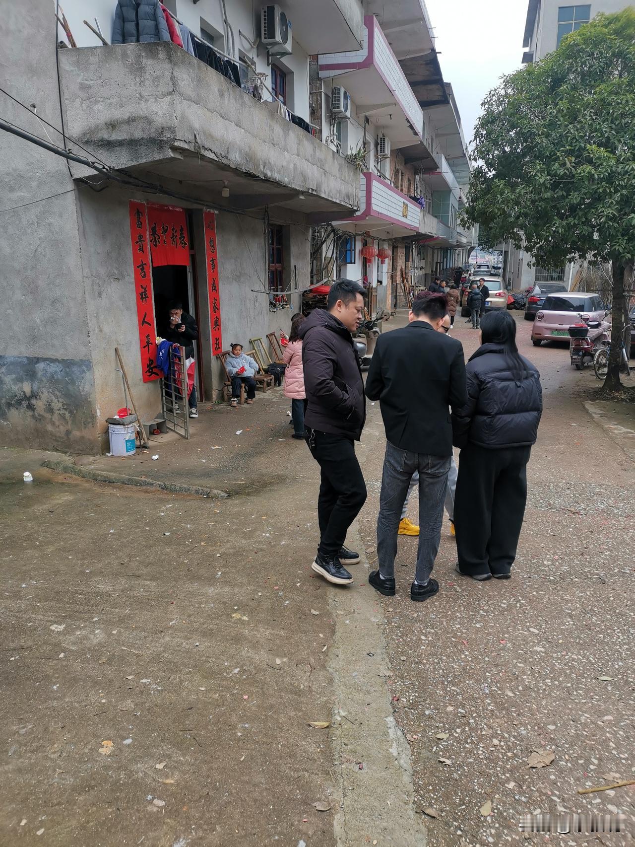 带着自闭症孩子去走亲戚，尤其是丈母娘家的亲戚，感觉我也像自闭症了。本来就不熟