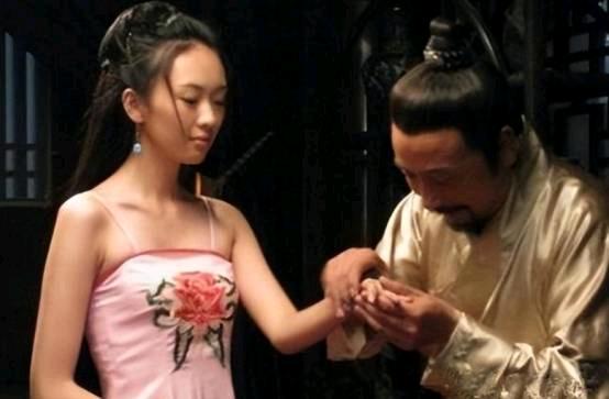 古代，有个财主娶了五个小妾，却一个孩子都没有。管家告密五姨太和长工在一起，财主当