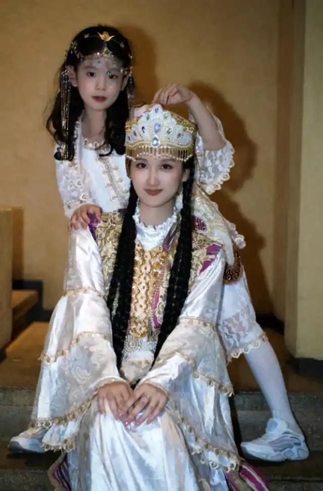 小李琳俩女儿合照，她与素人老公生的大女儿好漂亮，完全是白月光