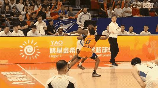 上海队为什么会在主场输掉G2，因为他们赢了一场就忘记了这是季后赛。而北京队一开