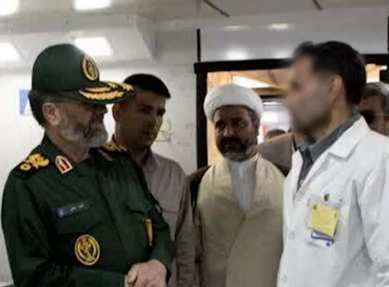 一品观评有的军队是平民的安全盾牌，有的军队以平民为安全盾牌！—————————