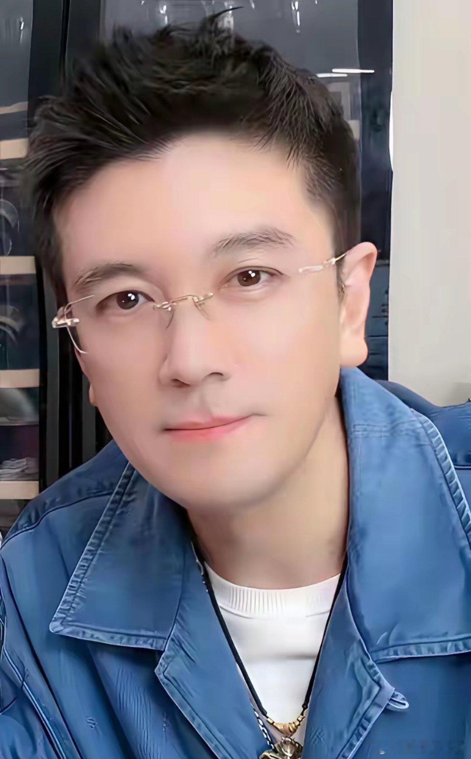 杨子在直播中说，失去黄圣依，他很遗憾！没办法，咱也不能死缠烂打。坐在圣依老师家门