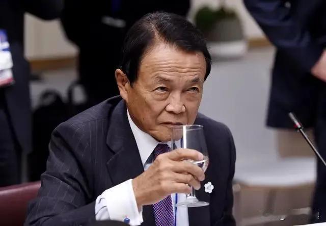 麻生太郎那句轻描淡写的“理所当然”，那是高市早苗应该做的麻生太郎这话，听着真