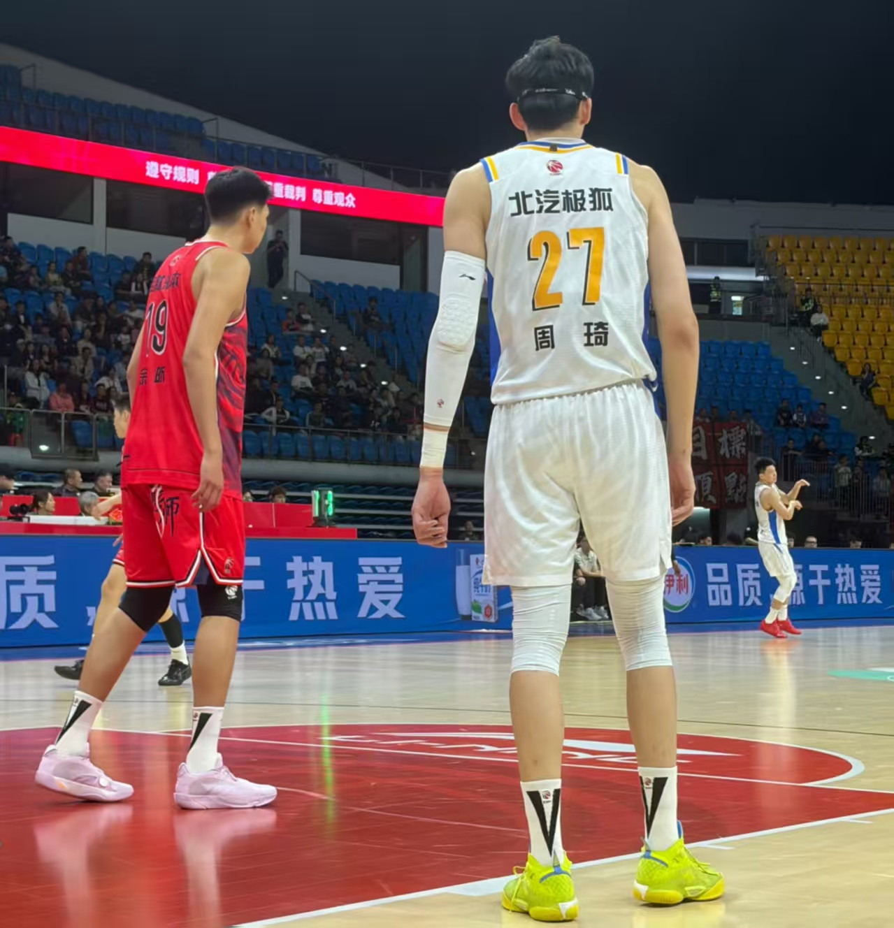 北京一波流击溃广州，徐昕挑战双塔可圈可点，麦基飞天遁地助力大胜