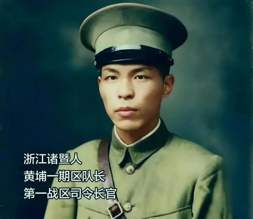 1928年秋，宁波开往普陀山的客轮上，浙东警备司令蒋鼎文原本只是随意看海，却被甲