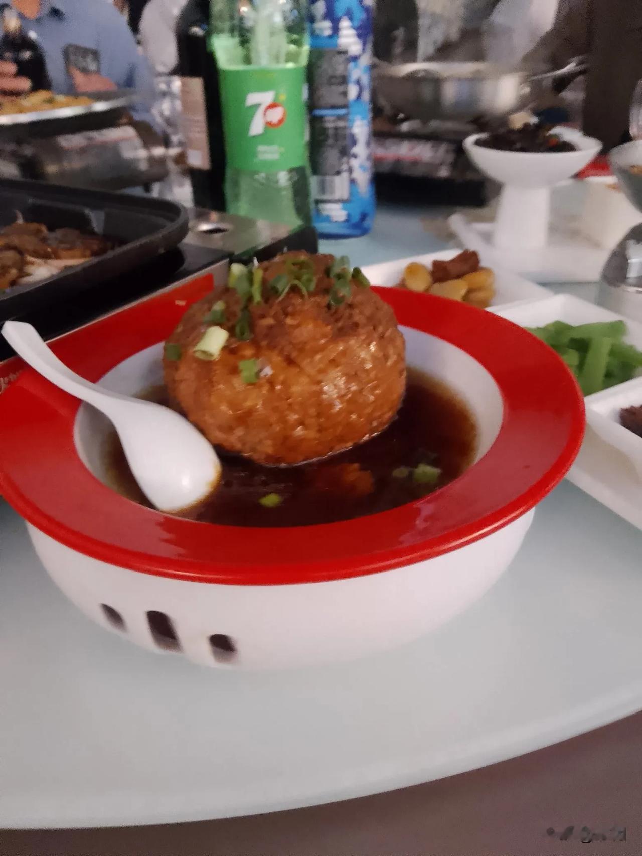 现在养娃咋就这么难呢？吃饭时，孙子边吃边嚷嚷着“学校的饭菜像si一样难吃。”