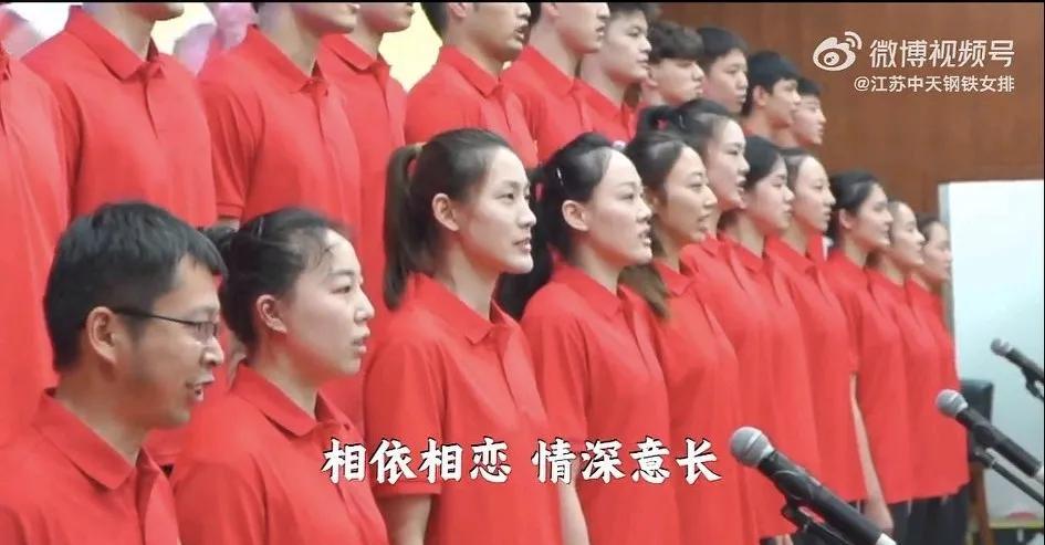 根正苗红的江苏女排，是全省的骄傲！江苏女排的留在省队的运动员一身红装，赤诚爱党