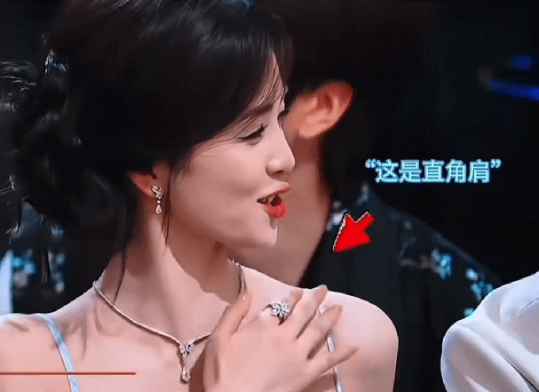 白鹿这是在干啥？？直角肩？