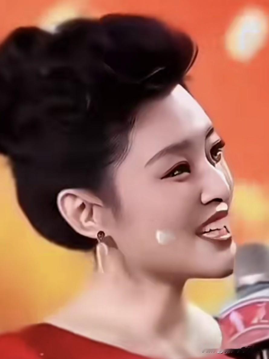 聚光灯落在周涛舒展的笑靥上，她用温润大气的语调串起舞台上的万千光景，端庄从容里藏