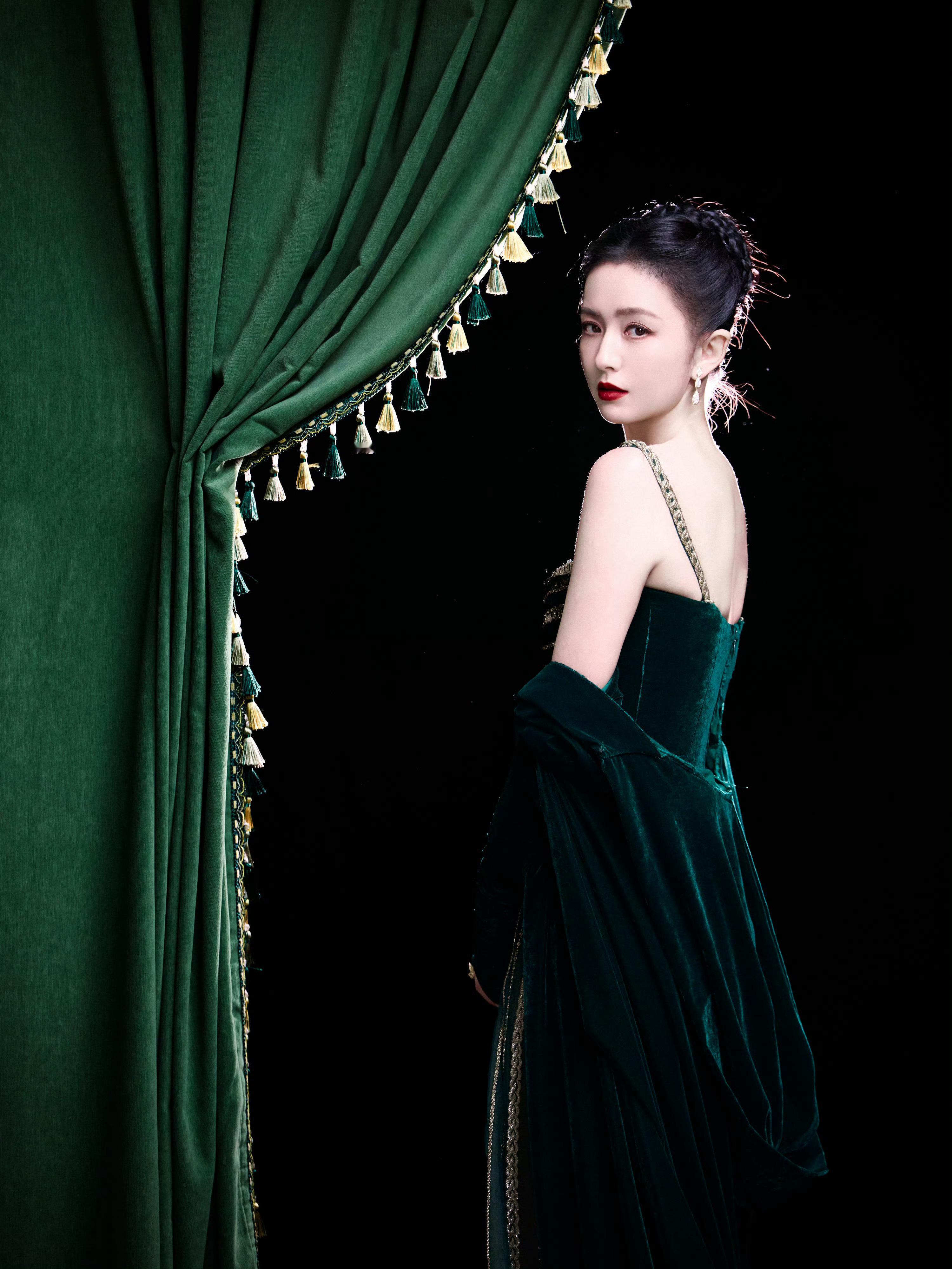 佟丽娅烈焰红唇搭配墨绿丝绒长裙，主打一个复古氛围感拉满！丫丫好权威的一张脸！