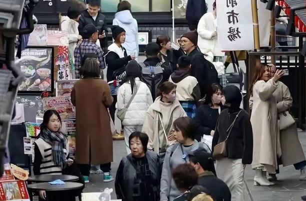 所有人都预判日本经济会陷入衰退，可谁都没有想到，它居然崩得这么快垮得这么彻底？
