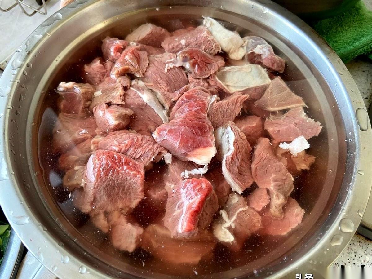 我做的红烧牛肉，终于成功到可以封神了。烂得一塌糊涂，入口即化，香得直迷糊。就