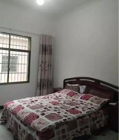 远嫁的侄女带着老公回家过年了，婶子给他们准备了两间房，哪曾想侄女半夜还是跑到了她