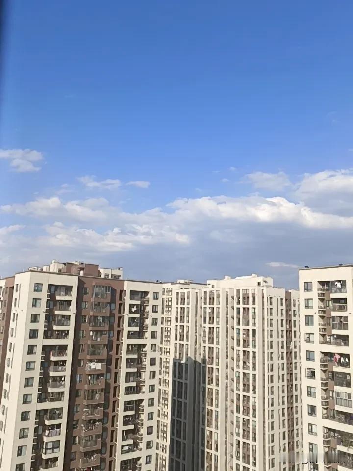 重庆这天气真是绝了，10月都过了这么久还热得离谱。10月9日节后上班，中午走在街