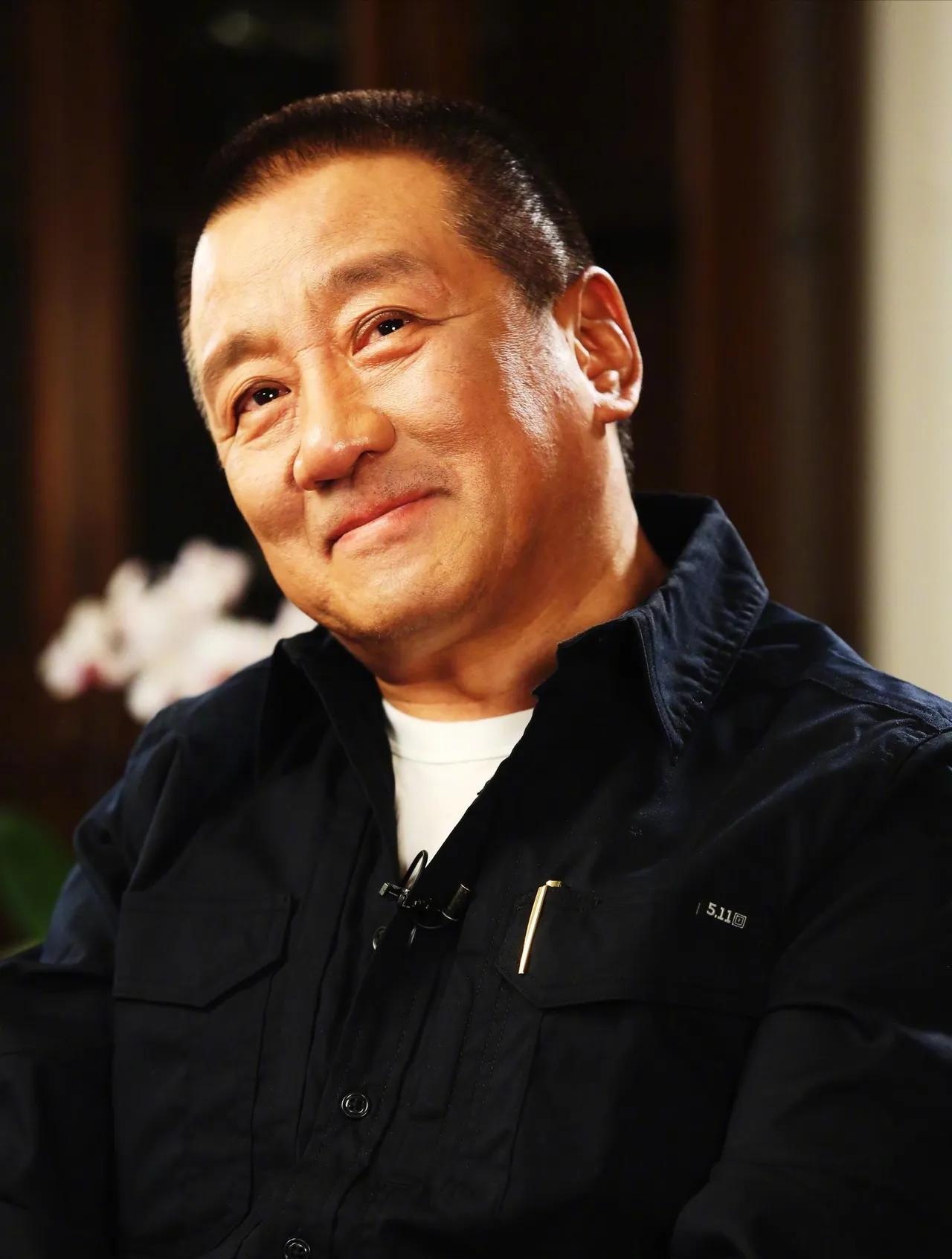 拍到一半，男一号突然罢演，要挟剧组涨钱。导演陈国军直接换人，哪怕前面拍的作废。