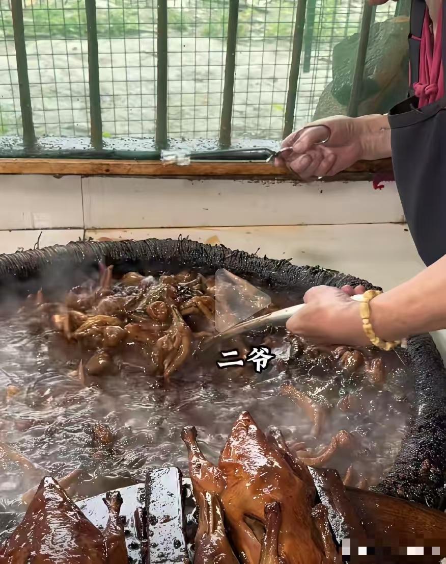合肥这个老头装油学痞迟早被人暴打，又邋遢又傲慢，好像阜阳也有一个差不多秉性的饭店