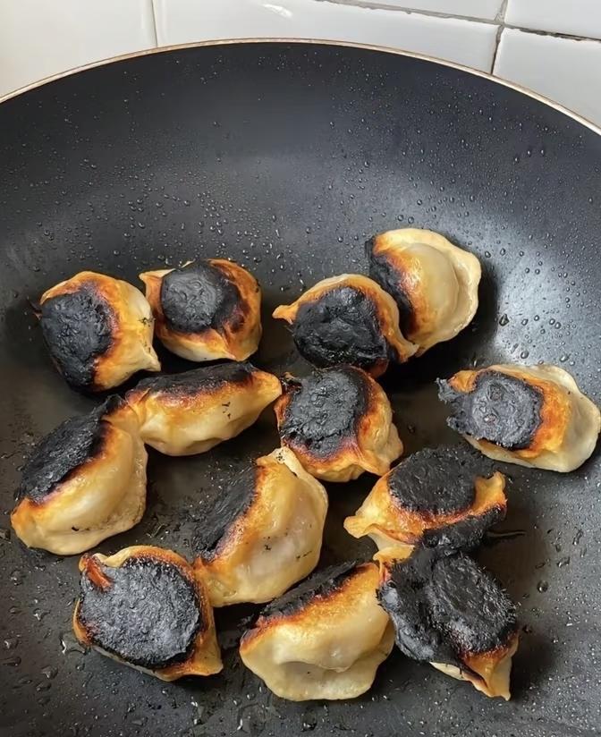 我妈在我生孩子痛的直叫，一巴掌给我扇过来，喊到：叫什么叫！当时我婆婆老公，我，