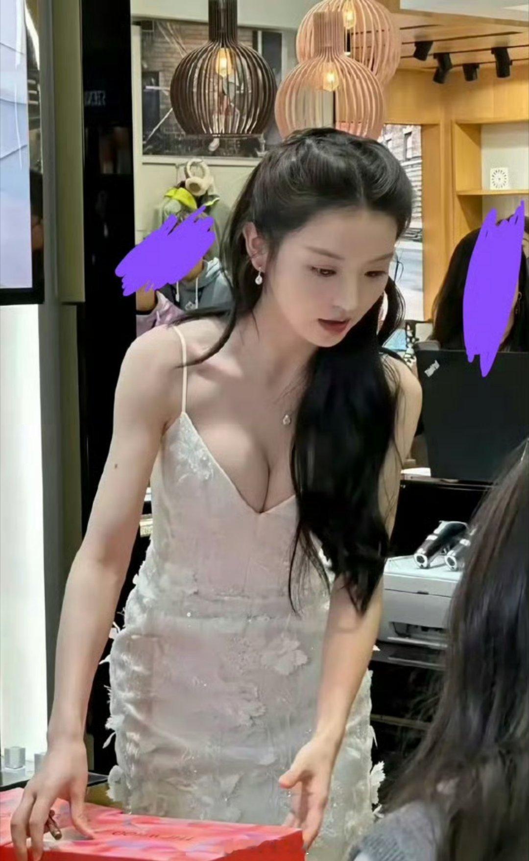 田曦薇今日份出席活动的活动图来了，穿着一身深V长白裙，尽显自己的身材啊，肤白貌美