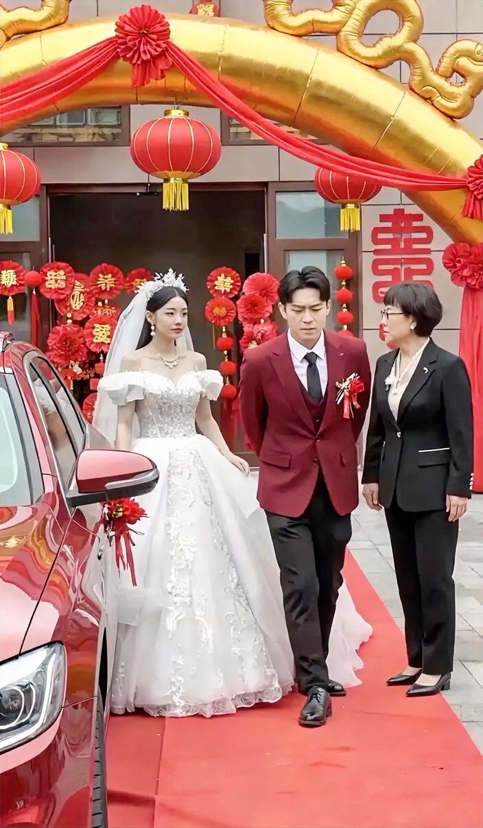 这婚闹得也太窒息了！新郎第四次来接亲，都站到车门口了，新娘却被闺蜜死死拦住，张口