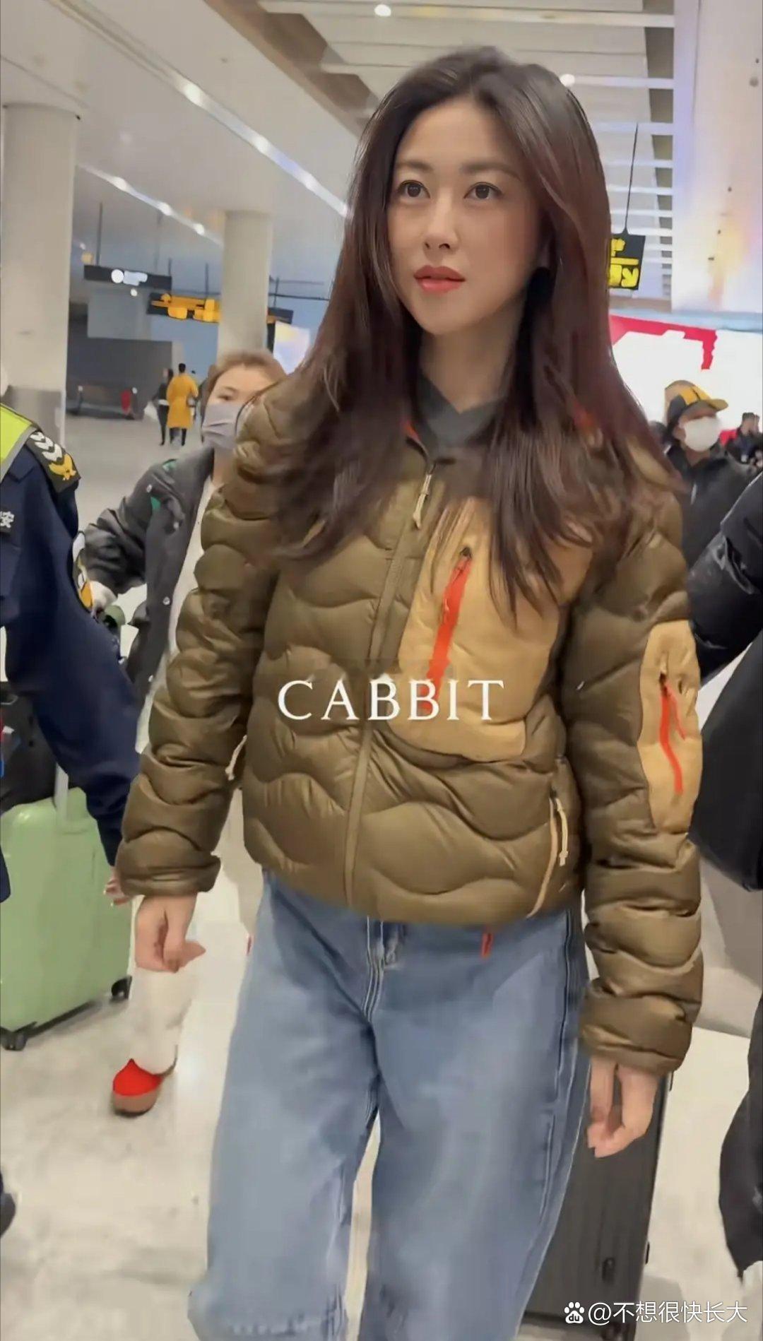 朱珠机场被偶遇，吐司羽绒服配牛仔裤，简约穿搭难掩好气质，果然人美穿什么都好看，亮